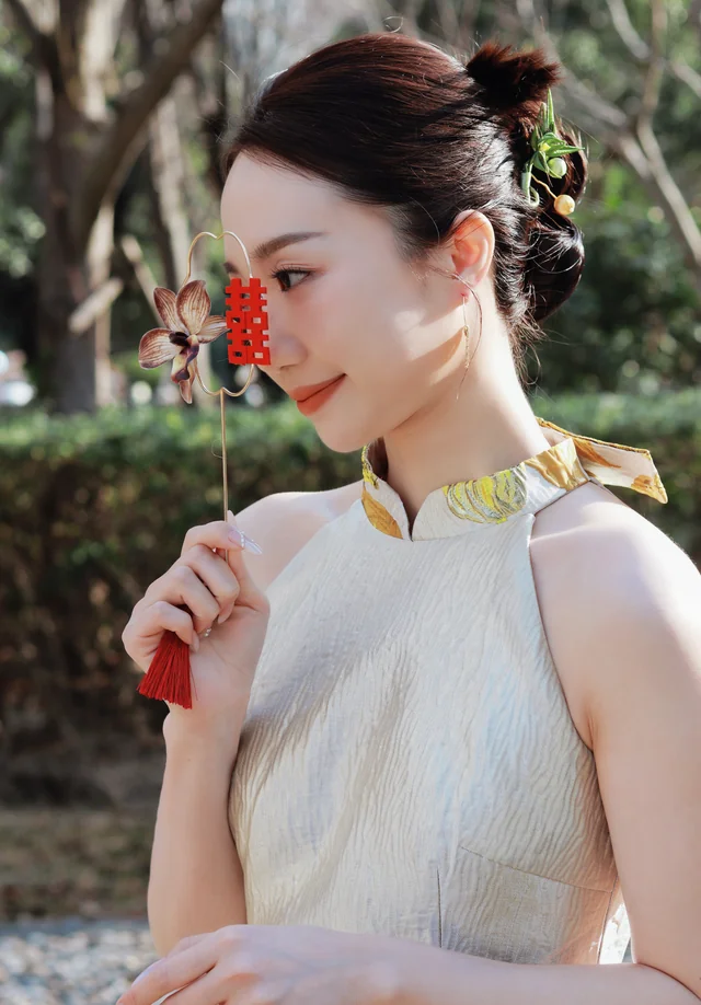 现代中式礼服造型，侧面妆容与花材盘发