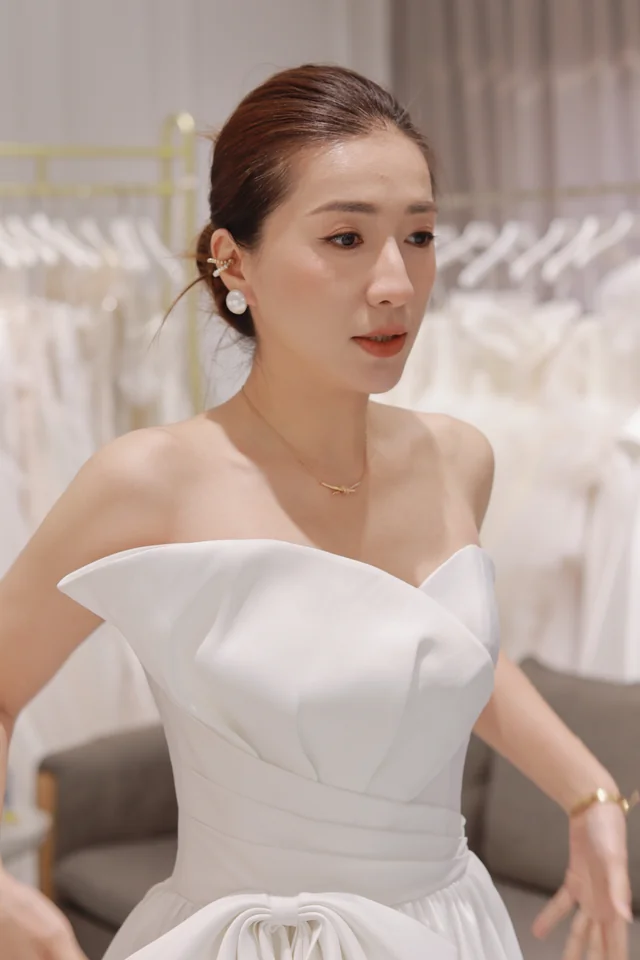 白色礼服搭配自然妆面与低盘发